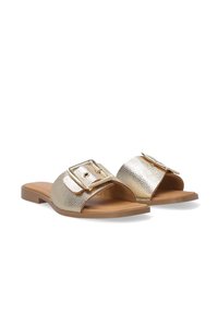 Guldmetallic slide sandaler med tekstureret overflade, der har en stor firkantet spændeaccent. Flad sål med tan-baggrund. Åben tå-design.
