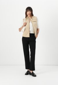 Guess Jeans QUILTED PUFFER  - Bodywarmer - safari tan