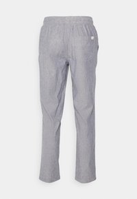 Grå linbyxor med elastisk midja, raka ben och en detalj med bakficka. Mjuk textur och ett lätt, andningsbart material.