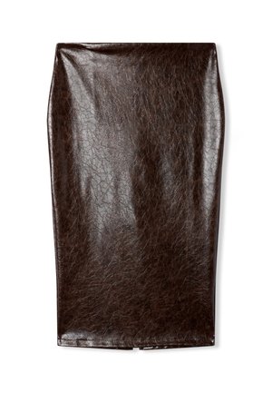 Gonna a matita in pelle marrone con finitura lucida, texture liscia e silhouette aderente. Presenta un orlo pulito e nessun abbellimento visibile.