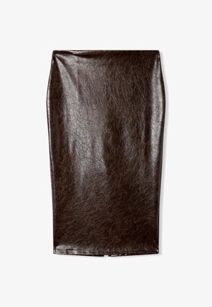 Gonna a matita in pelle marrone con finitura lucida, texture liscia e silhouette aderente. Presenta un orlo pulito e nessun abbellimento visibile.