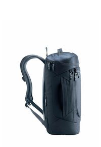 Mochila negra y estructurada con correas acolchadas, múltiples compartimentos con cremallera y un asa en la parte superior. Confeccionada con material duradero y texturizado.