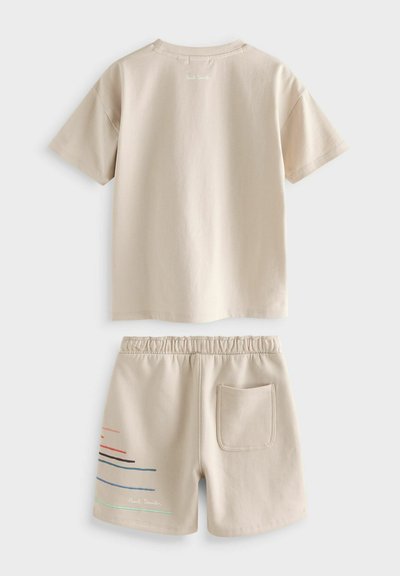 Beige bomull t-shirt med korta ärmar och rund halsringning. Matchas med shorts i samma färg med flerfärgade ränder och en bakficka.