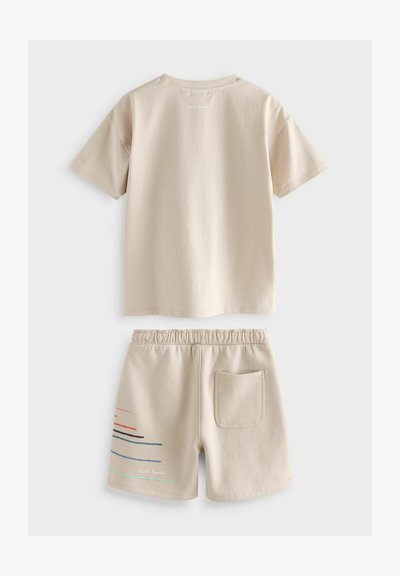 Beige bomull t-shirt med korta ärmar och rund halsringning. Matchas med shorts i samma färg med flerfärgade ränder och en bakficka.