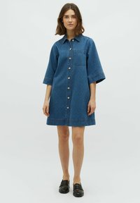 Dunkelblaues Jeanshemdkleid mit Kragen, kurzen Ärmeln, vorderer Knopfleiste, Tasche und leichter Textur mit kontrastierenden Nähten.
