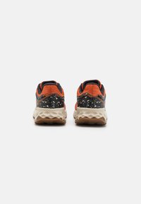 New Balance FRESH FOAM GAROÉ - Trail tekaški čevlji - orange