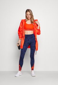 Under Armour CROSSBACK MID BRA - Sutiã desportivo de suporte médio - red