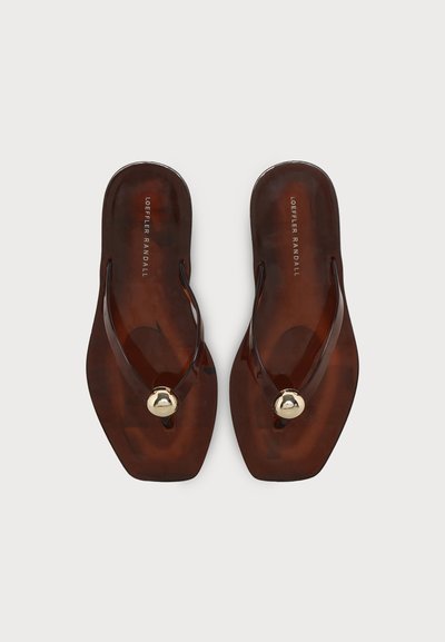 Paire de sandales tongs en écaille de tortue marron avec bouts carrés et boule décorative dorée sur les brides, sur fond blanc.