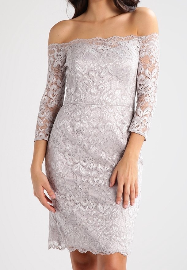 Robe en dentelle dénudée des épaules en gris clair, avec des manches trois-quarts, une silhouette moulante et un ourlet festonné avec des détails floraux.