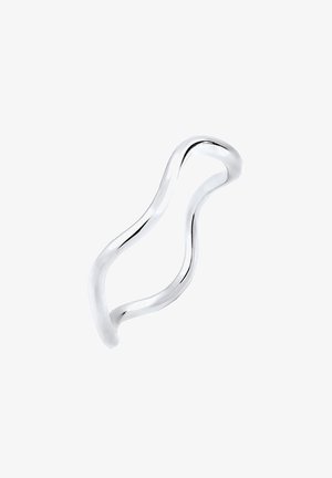 Sidabrinis abstractiškai suformuotas žiedas su lygiu, poliruotu paviršiumi ir kreivomis linijomis, demonstruojantis minimalistinį ir sklandų dizainą.