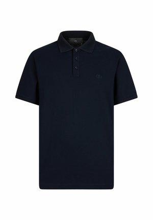 Tamnoplava polo majica kratkih rukava s oštrim ovratnikom, plisa s tri gumba i suptilnim logotipom na lijevoj strani prsa.