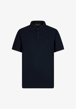 Tricou polo albastru închis cu mâneci scurte, guler ascuțit, fanta cu trei nasturi și logo subtil pe pieptul stâng.