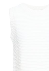 Haut blanc sans manches en maille côtelée avec un col rond et des rayures texturées horizontales.