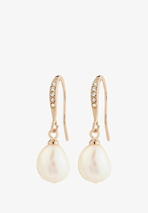 Pendientes de oro rosa con un gancho texturizado, adornados con cristales transparentes y una perla blanca en forma de lágrima en la parte inferior.