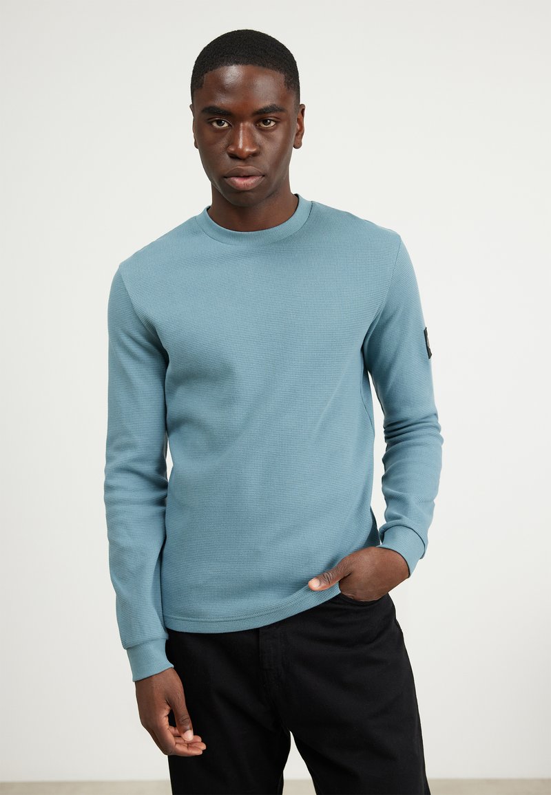 Calvin Klein Jeans BADGE TEE - Top dugih rukava - goblin blue