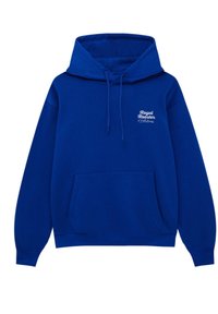 Blå hoodie av mjukt material, med en stor framficka, dragsnoddar och vit "Royal Rooster"-text broderad på bröstet.