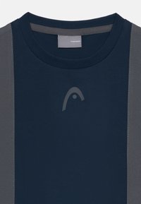 Marineblaues Crew-Neck-T-Shirt mit grauen Seitenpaneelen, aus weichem Stoff gefertigt. Verfügt über ein dezentes Logo in der Mitte, glatte Textur und athletischen Schnitt.