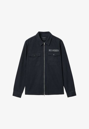 Sort lynlåsjakke med to brystlommer med knapper og hvidt "AllSaints"-logo på venstre lomme, med klassisk krave og lange ærmer.