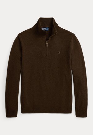 Dunkelbrauner Langarmpullover mit Viertel-Reißverschluss-Kragen und dezent gesticktem Logo auf der linken Brust.