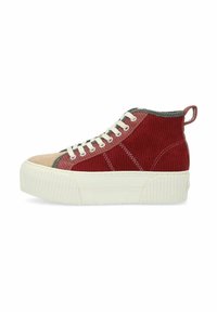 Baskets montantes avec un dessus rouge côtelé, des accents beiges et une semelle plateforme crème texturée. Elles possèdent des lacets blancs et une languette à l'arrière.