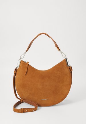 Sac à main en daim marron de forme semi-lunaire, avec une bandoulière amovible, des finitions en argent et un discret logo à l'avant.