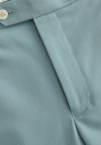 Next MOTIONFLEX  TAILORED - Pantalón de traje - light blue