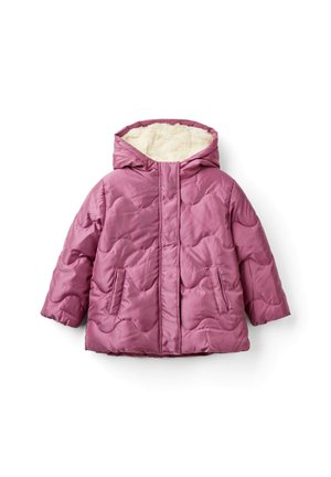 Rosa gesteppte, kapuzenbekleidete Winterjacke für Kinder mit vorderen Taschen und cremefarbener Fleece-Auskleidung im Inneren der Kapuze.