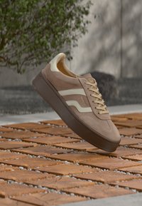 Sélectionné, desert brown/ off white