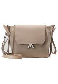 Beige kabelka přes rameno vyrobená z texturovaného materiálu, s klopou na vrchu, stříbrnými detaily a nastavitelným popruhem. Kompaktní obdélníkový design.