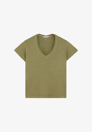 Top de punto de manga corta y escote en V de color verde oliva, con dobladillo recto y corte ajustado, presentado sobre un fondo blanco.