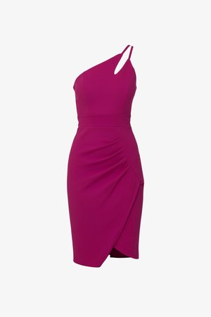 Robe fuchsia ajustée à une épaule avec une couture à la taille, un détail froncé sur le côté et un ourlet asymétrique.