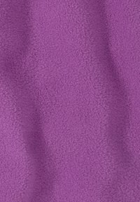 Tissu en polaire violet doux avec une surface texturée légèrement en relief et des ombres subtiles indiquant des plis.
