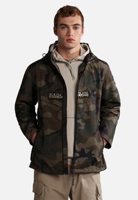 Giacca camouflage realizzata in materiale resistente all'acqua, con zip frontale, due tasche sul petto, cappuccio regolabile e polsini elasticizzati.