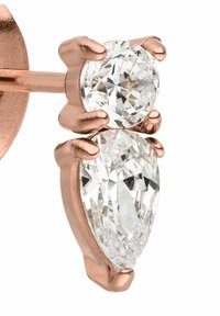 Ohrringe aus Roségoldmetall, die mit einem runden und einem birnenförmigen klaren Stein versehen sind, die mit Krappenfassungen gesichert sind und deren Transparenz und Brillanz zur Geltung bringen.