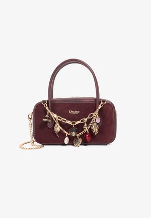 Sac à main en daim couleur vin, de forme rectangulaire, avec une anse en chaîne dorée et des embellissements en forme de charm sur le devant.