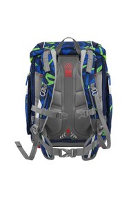 Zaino con un motivo geometrico blu e verde, spallacci grigi, pannello posteriore imbottito e molteplici tasche con cerniera per riporre gli oggetti.