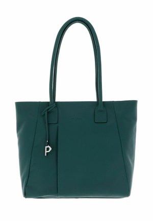 Sac fourre-tout en cuir teal avec deux poignées supérieures, un design structuré, une texture subtile, et un porte-clés en accent avec une lettre 'P' en argent.