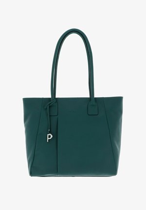 Sac fourre-tout en cuir teal avec deux poignées supérieures, un design structuré, une texture subtile, et un porte-clés en accent avec une lettre 'P' en argent.
