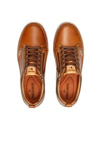Baskets en cuir marron avec œillets en métal, bout arrondi, doublure brune contrastante et accents texturés. Logo sur la semelle intérieure. Style à lacets.