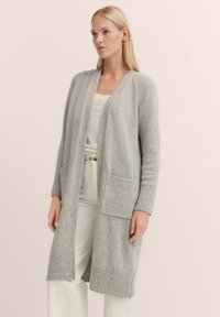 Hellgrauer, langer Cardigan aus strukturiertem Strickstoff, mit gerippten Bündchen und Saum sowie zwei vorderen Taschen für Funktionalität.
