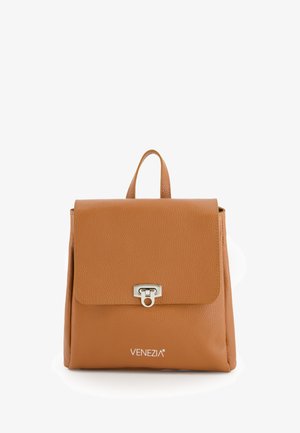 Hnědý kožený batoh s texturovaným povrchem, víčkovým uzávěrem, stříbrnými detaily a horním držadlem. Na přední spodní části se nachází logo.