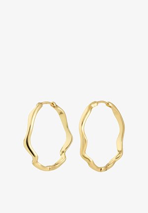 Et par uregelmæssigt formede guldøreringe med et poleret, bølgende design og hængselsklemmer på en hvid baggrund.