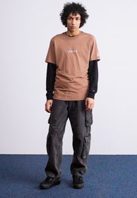 Jordan AIR CREW - Marškinėliai su spaudiniu - archaeo brown/white