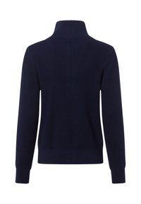 Granatowy, dziergany sweter z wysokim kołnierzem, prążkowaną fakturą, długimi rękawami i dopasowanymi mankietami. Prosty design bez widocznych wzorów czy akcentów.