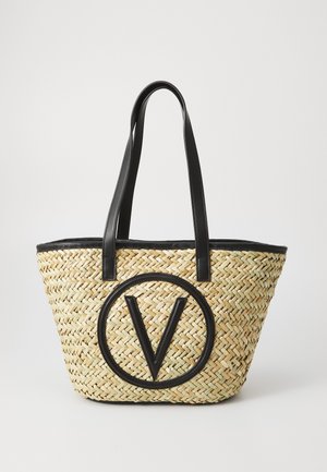 Vævet stråtaske med sorte læderdetaljer, der præsenterer et fremtrædende sort cirkulært "V"-logo og to sorte håndtag.