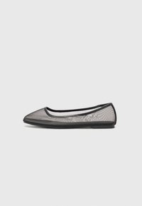 Svart mesh ballet flats med rund tå, med svart kant rundt kantene og en fleksibel gummisåle. Lett design, uten dekorasjoner.