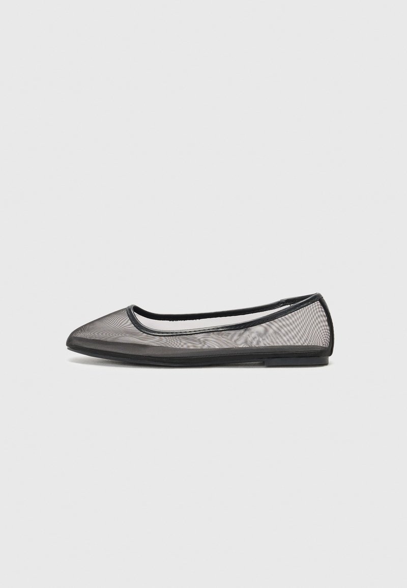 Svart mesh ballet flats med rund tå, med svart kant rundt kantene og en fleksibel gummisåle. Lett design, uten dekorasjoner.