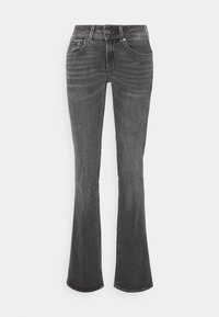 Jean en denim gris foncé avec taille haute, fermeture par bouton et zip, poches à l'avant et à l'arrière, et jambes évasées.