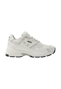 Weißer Sportschuh mit einem Obermaterial aus Mesh und Synthetik, strukturierten Akzenten, abgerundetem Zehenbereich und einer schwarzen Gummisohle. Markenlogo an der Seite sichtbar.