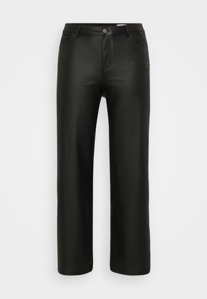 Pantalons noirs à coupe décontractée fabriqués dans un tissu lisse et extensible. Présentent un design traditionnel à cinq poches avec une fermeture éclair et un bouton.